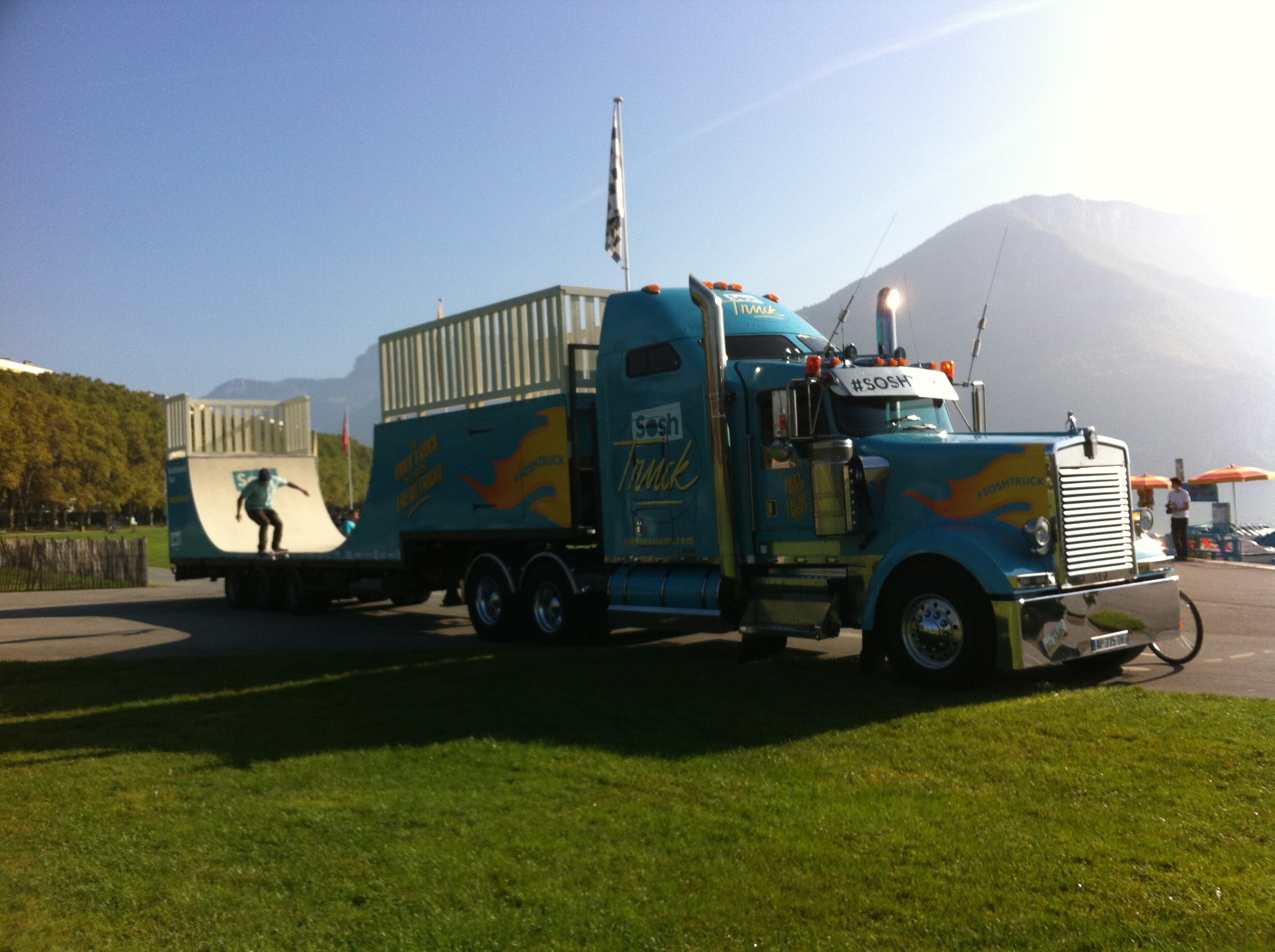Sosh Truck 2014 - Annecy - 1er Camion mobile et connecté Sosh - Animation, Démo et Contest Skate pro sur la rampe fabriquée par Wood Structure Skatepark