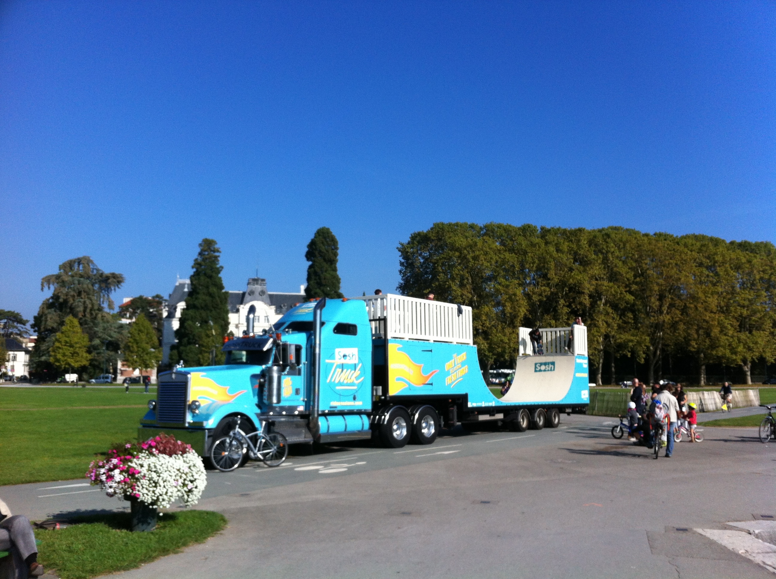 Sosh Truck 2014 - Annecy - 1er Camion mobile et connecté Sosh - Animation, Démo et Contest Skate pro sur la rampe fabriquée par Wood Structure Skatepark