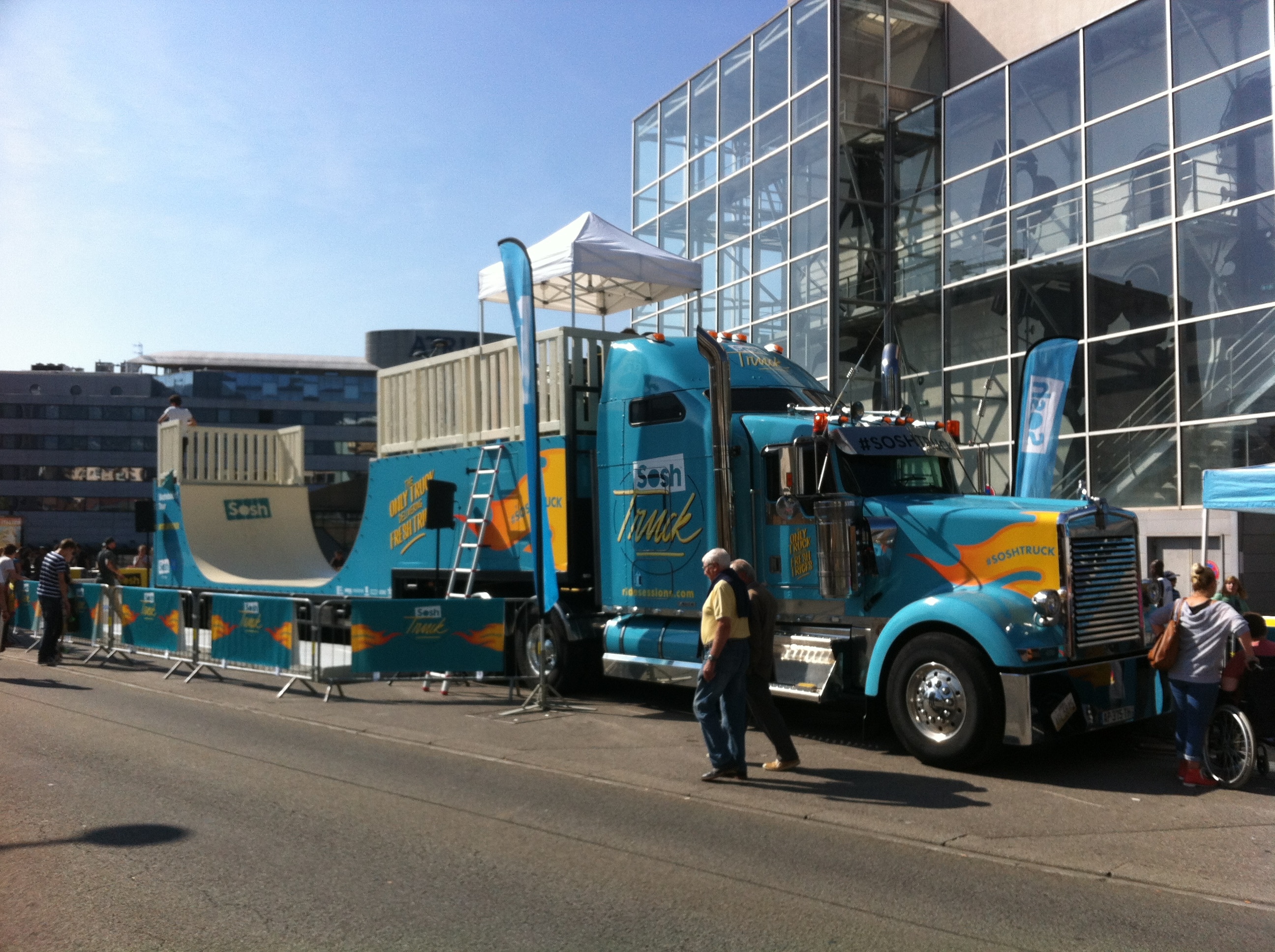 Sosh Truck 2014 - Annecy - 1er Camion mobile et connecté Sosh - Animation, Démo et Contest Skate pro sur la rampe fabriquée par Wood Structure Skatepark