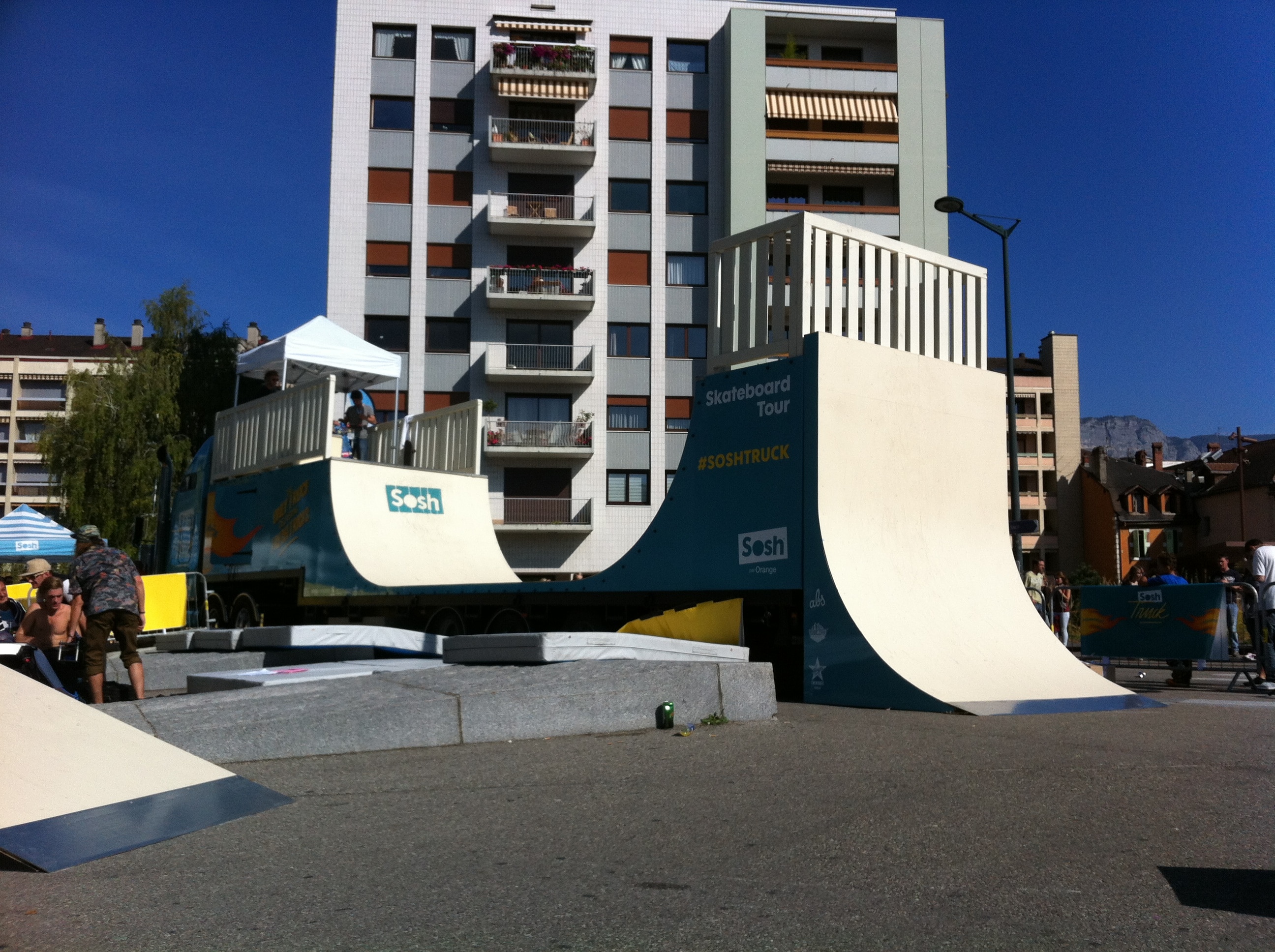 Sosh Truck 2014 - Annecy - 1er Camion mobile et connecté Sosh - Animation, Démo et Contest Skate pro sur la rampe fabriquée par Wood Structure Skatepark