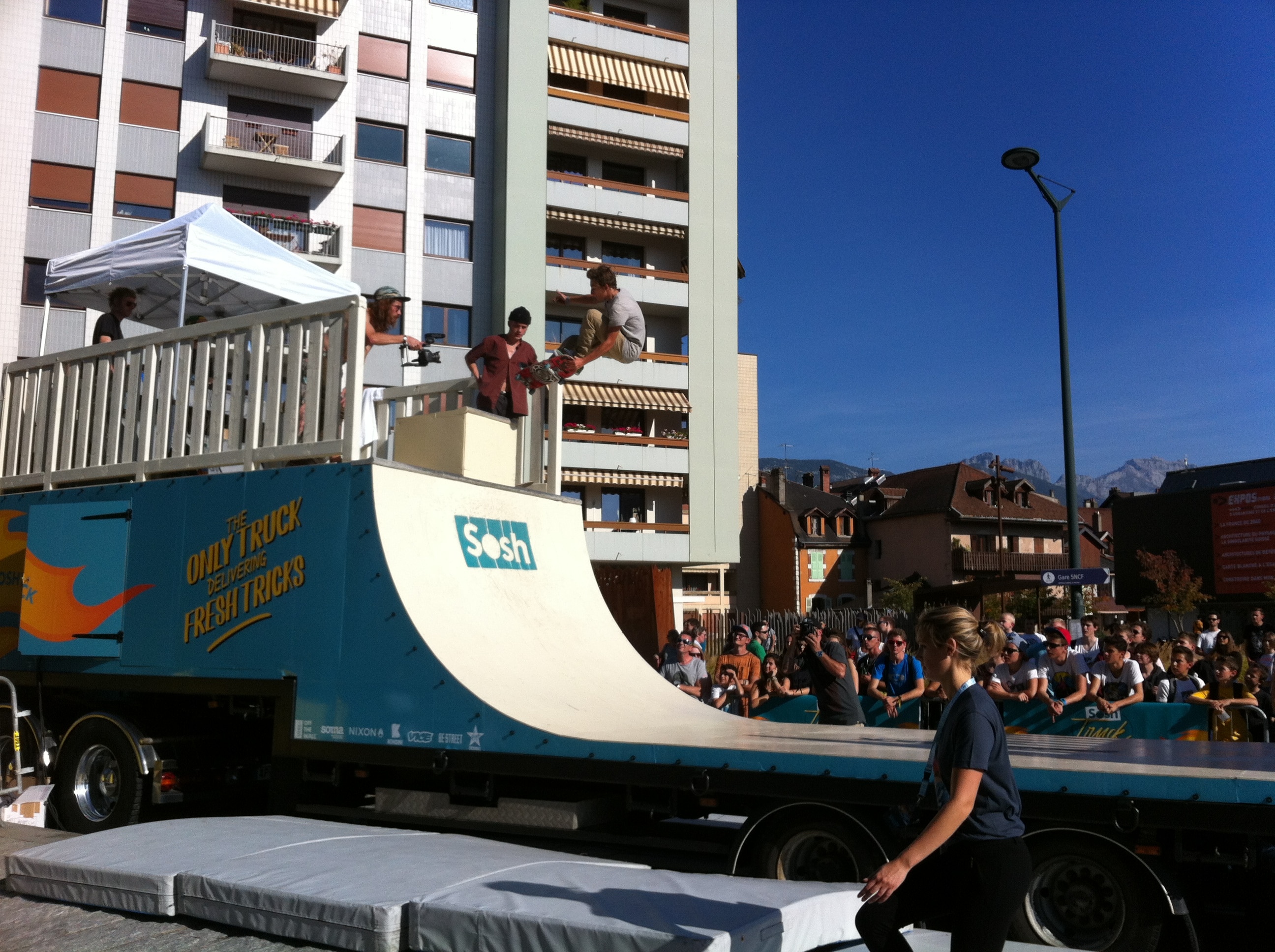 Sosh Truck 2014 - Annecy - 1er Camion mobile et connecté Sosh - Animation, Démo et Contest Skate pro sur la rampe fabriquée par Wood Structure Skatepark