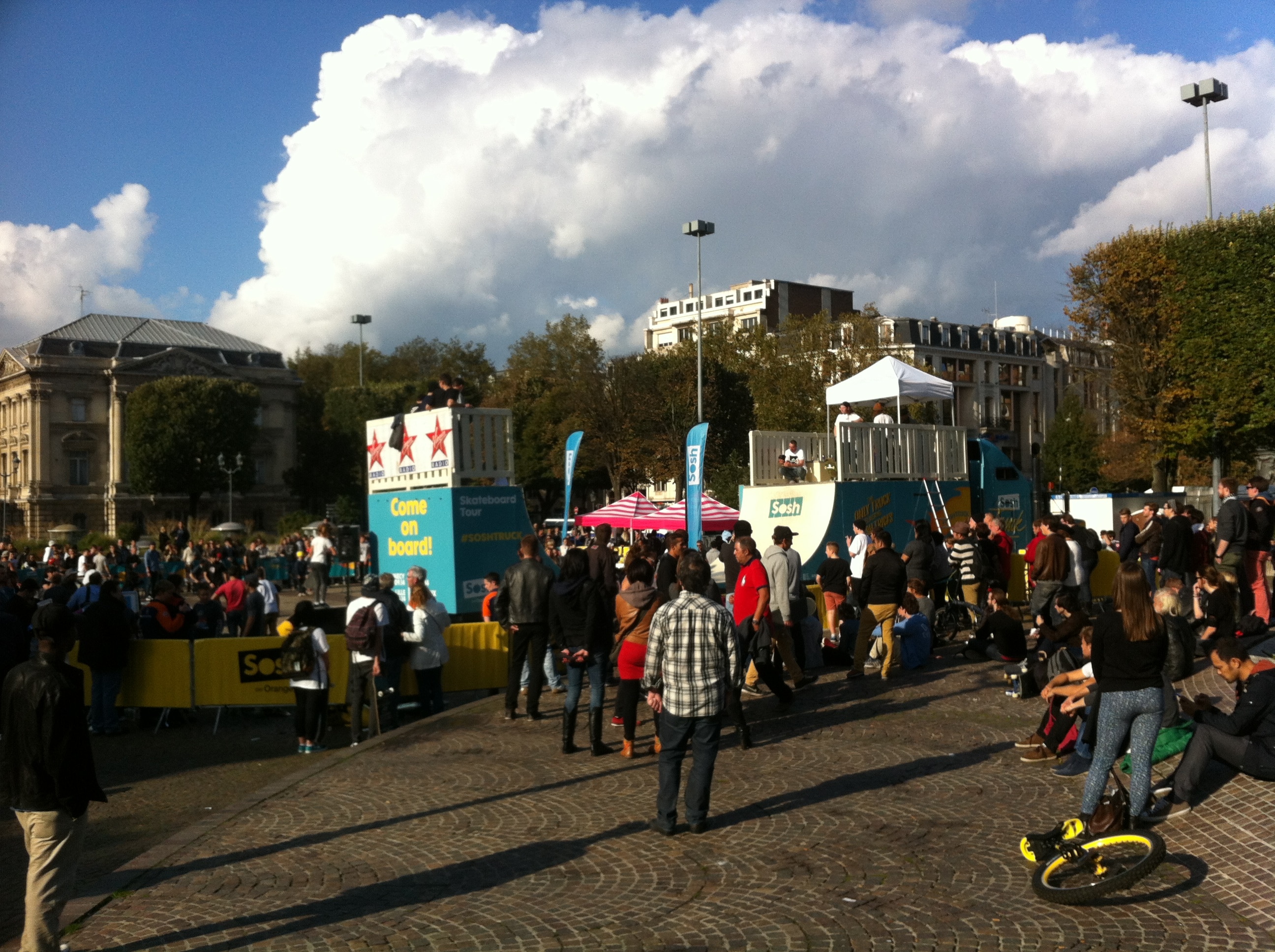 Sosh Truck 2014 - Lille - 1er Camion mobile et connecté Sosh - Animation, Démo et Contest Skate pro sur la rampe fabriquée par Wood Structure Skatepark