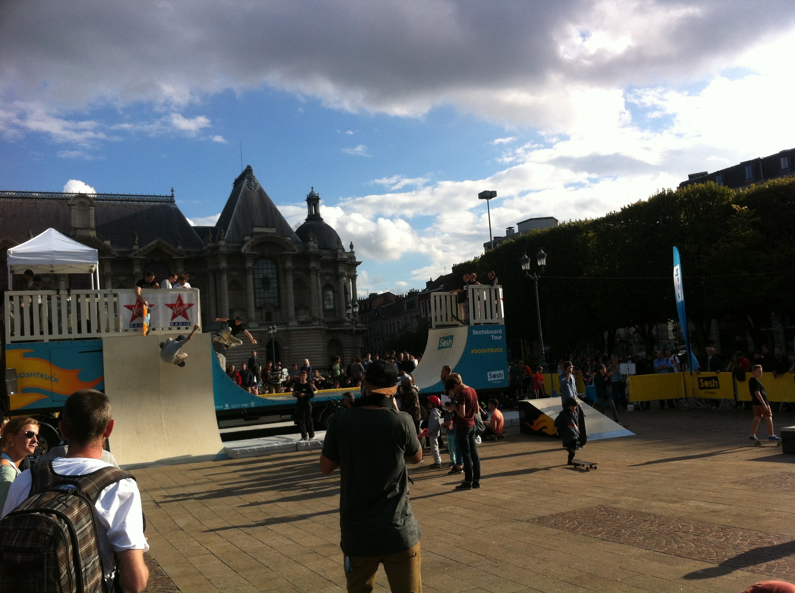 Sosh Truck 2014 - Lille - 1er Camion mobile et connecté Sosh - Animation, Démo et Contest Skate pro sur la rampe fabriquée par Wood Structure Skatepark