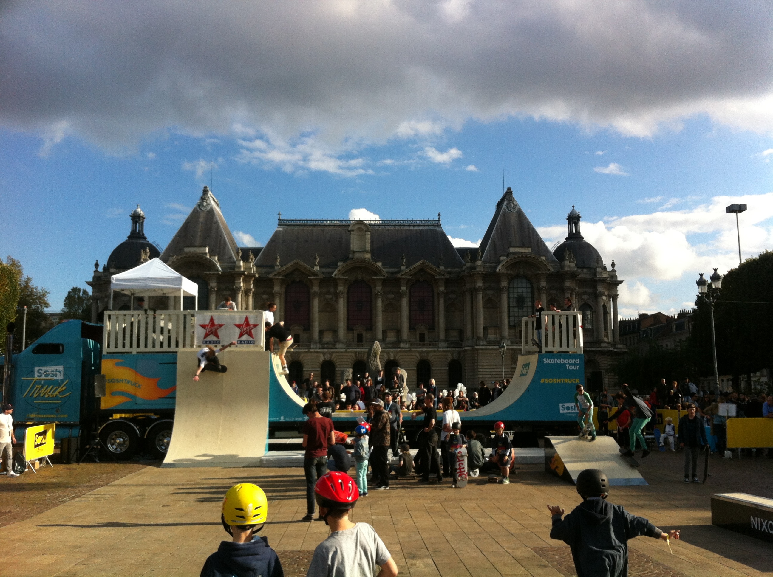 Sosh Truck 2014 - Lille - 1er Camion mobile et connecté Sosh - Animation, Démo et Contest Skate pro sur la rampe fabriquée par Wood Structure Skatepark