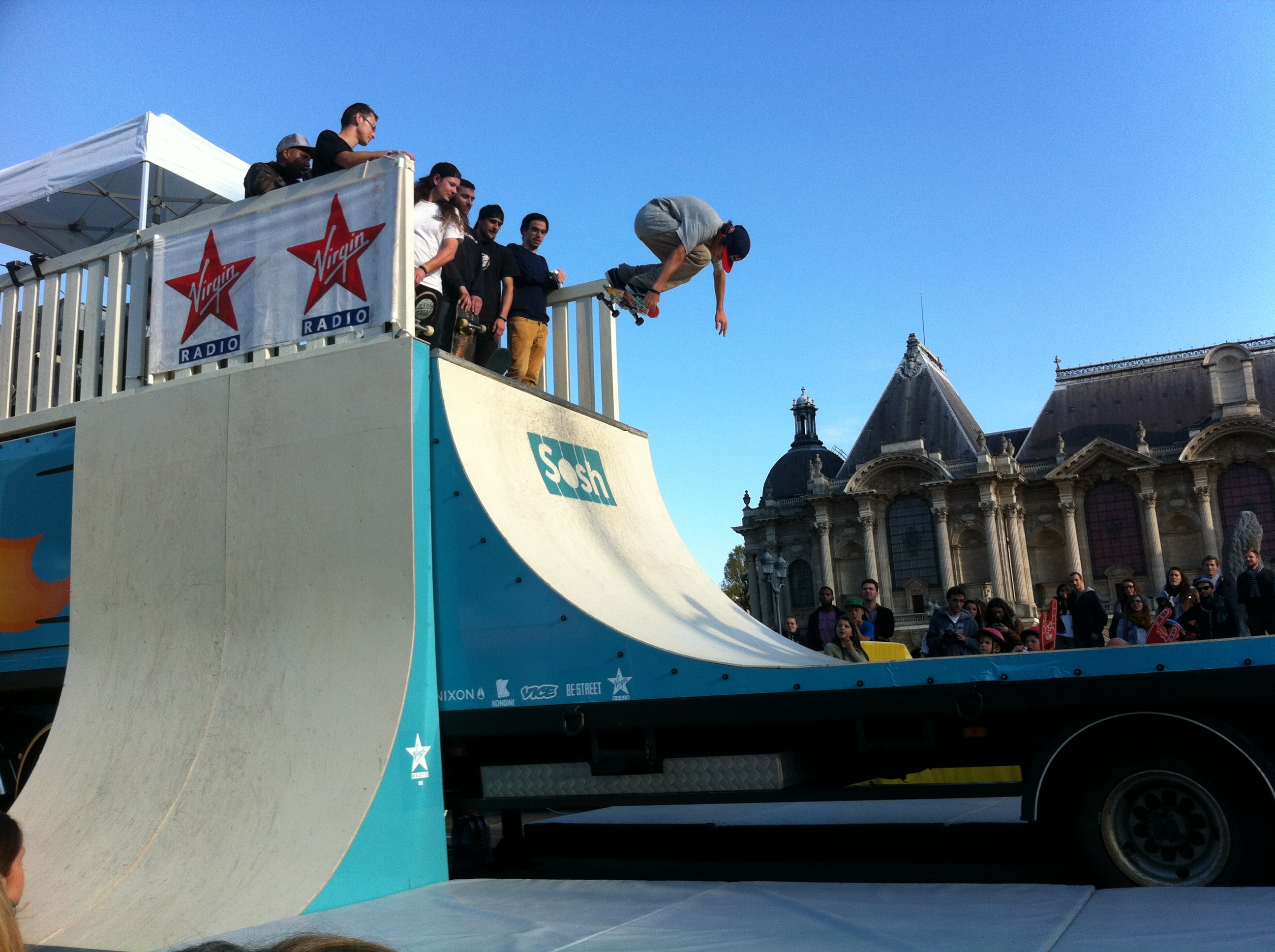 Sosh Truck 2014 - Lille - 1er Camion mobile et connecté Sosh - Animation, Démo et Contest Skate pro sur la rampe fabriquée par Wood Structure Skatepark