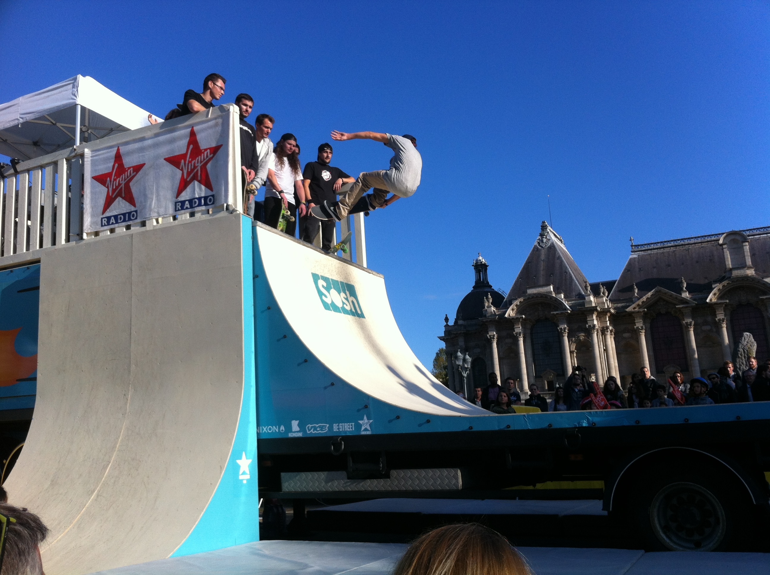 Sosh Truck 2014 - Lille - 1er Camion mobile et connecté Sosh - Animation, Démo et Contest Skate pro sur la rampe fabriquée par Wood Structure Skatepark