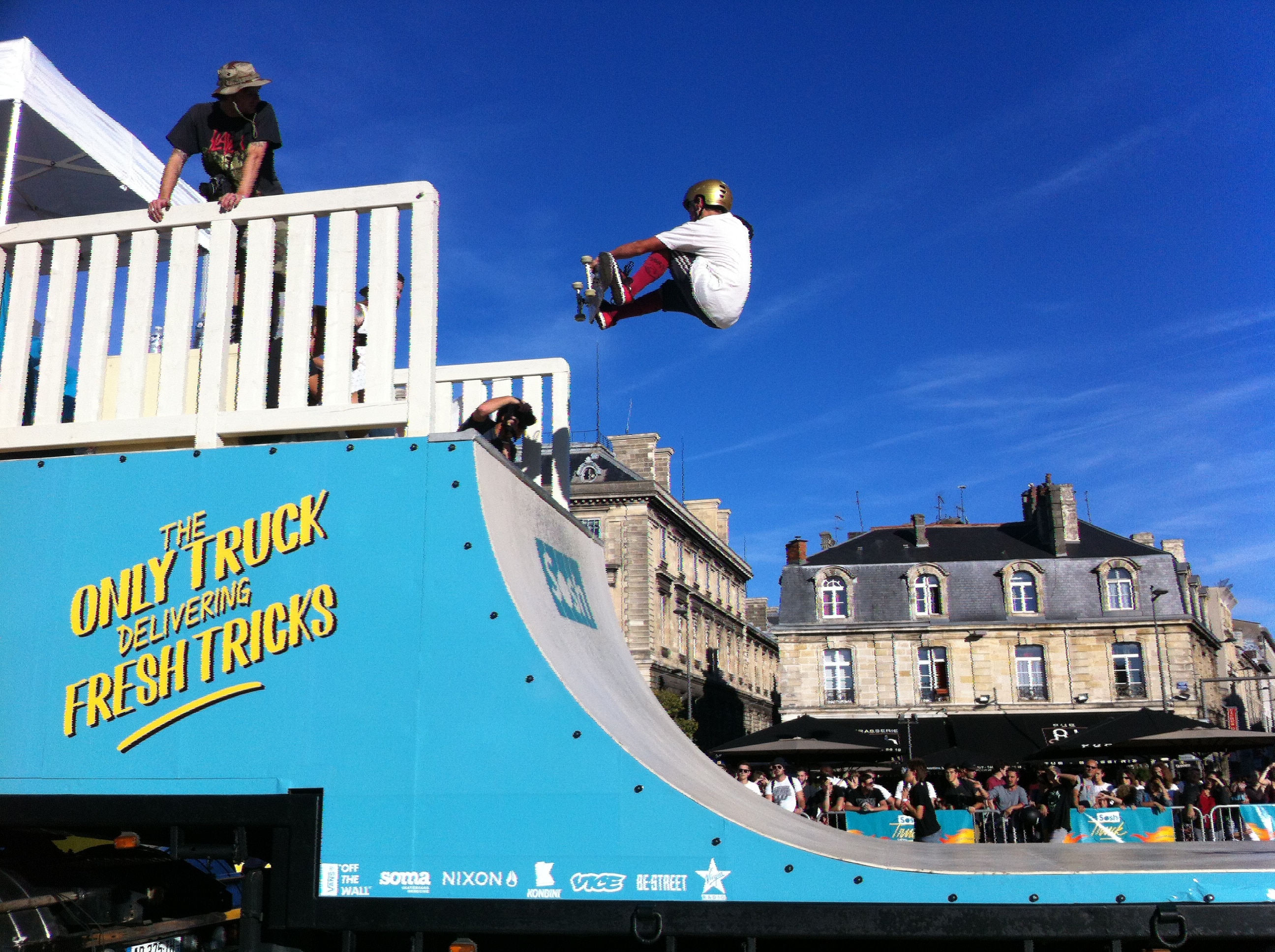 Sosh Truck 2014 - Bordeaux - 1er Camion mobile et connecté Sosh - Animation, Démo et Contest Skate pro sur la rampe fabriquée par Wood Structure Skatepark