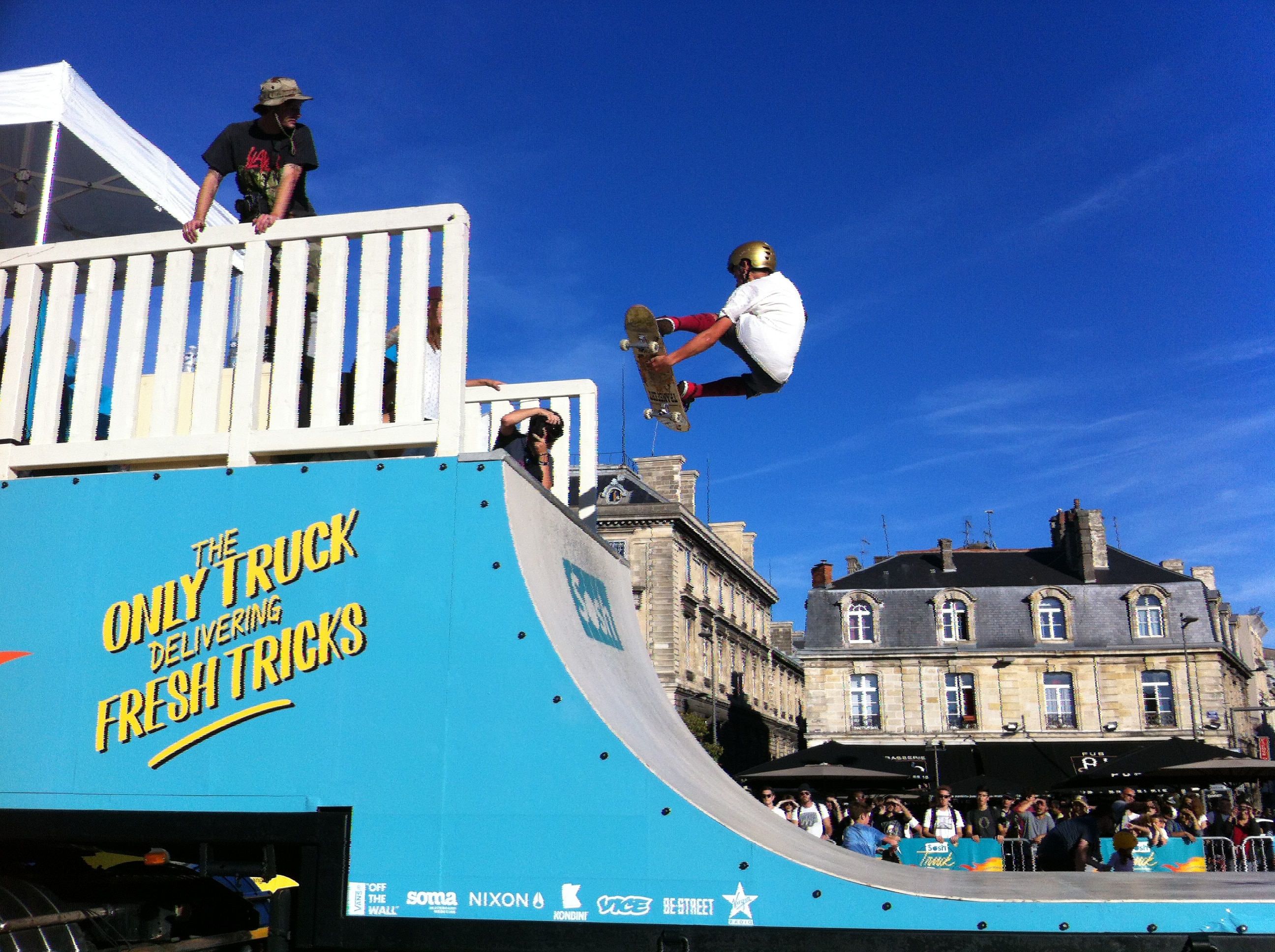 Sosh Truck 2014 - Bordeaux - 1er Camion mobile et connecté Sosh - Animation, Démo et Contest Skate pro sur la rampe fabriquée par Wood Structure Skatepark