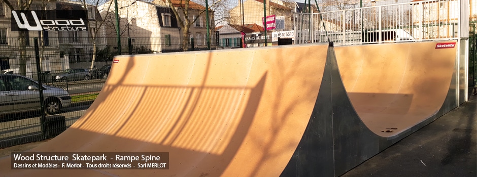 Skate Rampe Spine au Skatepark de Rueil-Malmaison (92) - Île-de-France - Rampe Skate fabriquée Par Wood Structure et la Sarl MERLOT Richelieu (37) - Concepteur et fabricant de Skatepark depuis 1990
