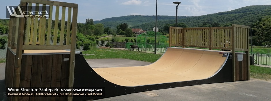 Skatepark de Devecey - Doubs (25) Région Bourgogne-Franche-Comté - Module et Rampe Skate - Fabriqué par Wood Structure et la Sarl MERLOT Richelieu (37) - Concepteur et fabricant de Skatepark depuis 1990