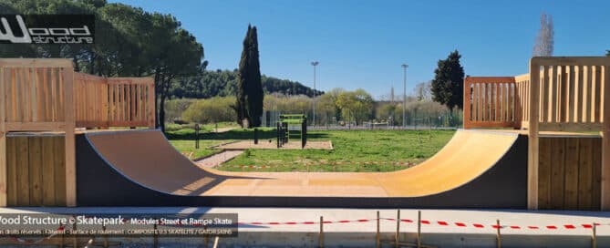 Skatepark de Prades-le-Lez, située dans le nord-est du département de l'Hérault (34) en région Occitanie, en périphérie de Montpellier - Rampe de Skatepark - Fabriquée par Wood Structure et la Sarl MERLOT Richelieu (37)- Concepteur et fabricant de Skatepark depuis 1990